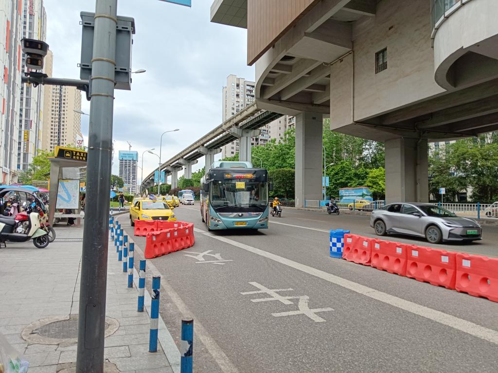 学堂湾站，万达广场门口，一辆公交正在进站