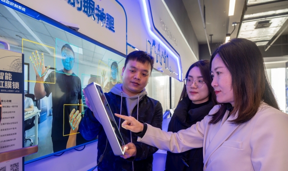 图2  3月29日，北京眼神科技有限公司品牌市场总监张会（右一）与同事一起测试产品性能。 田明 摄