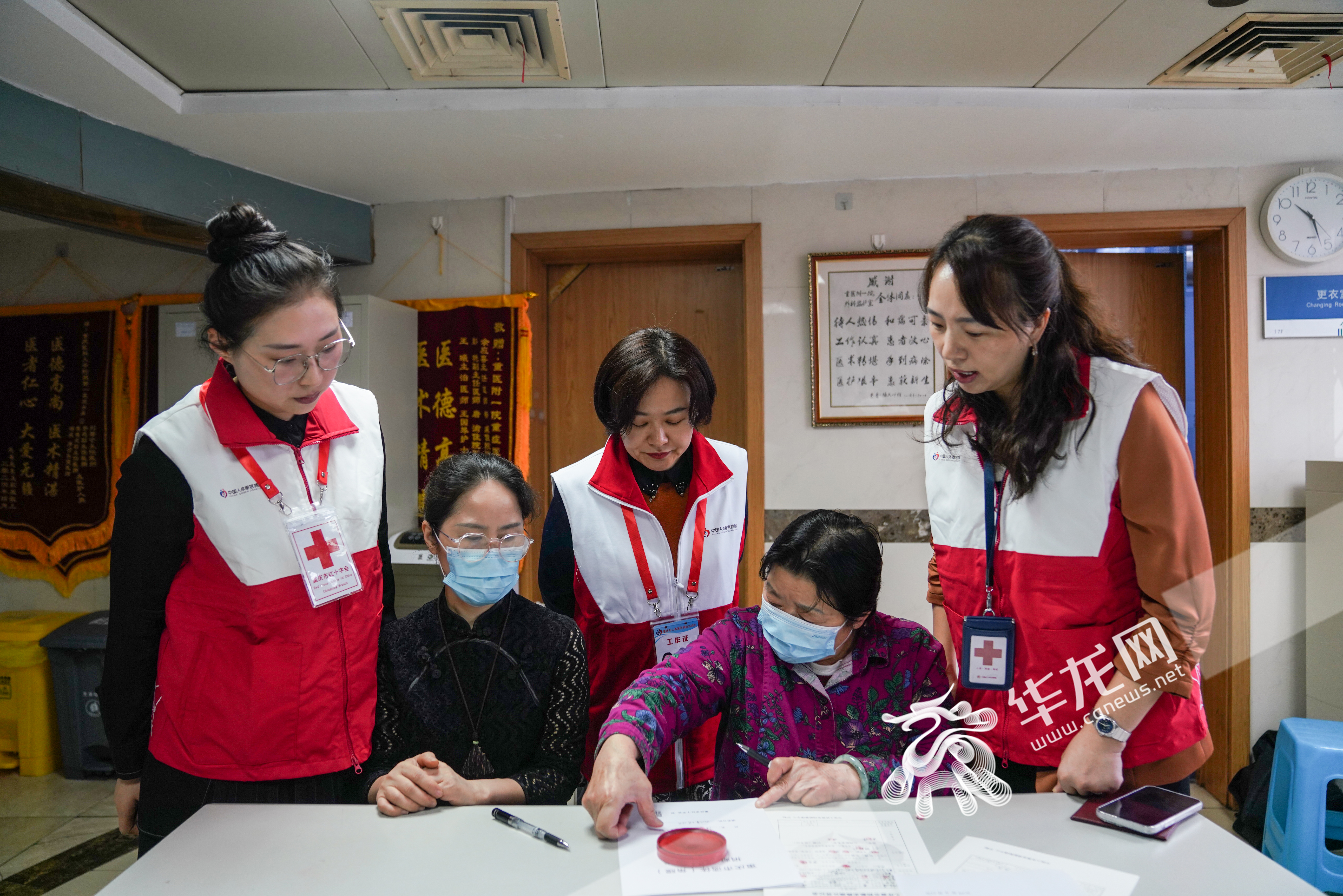 在重庆市人体器官捐献协调员的帮助和见证下，罗孃孃完成捐献相关流程。华龙网记者 杨琦 摄