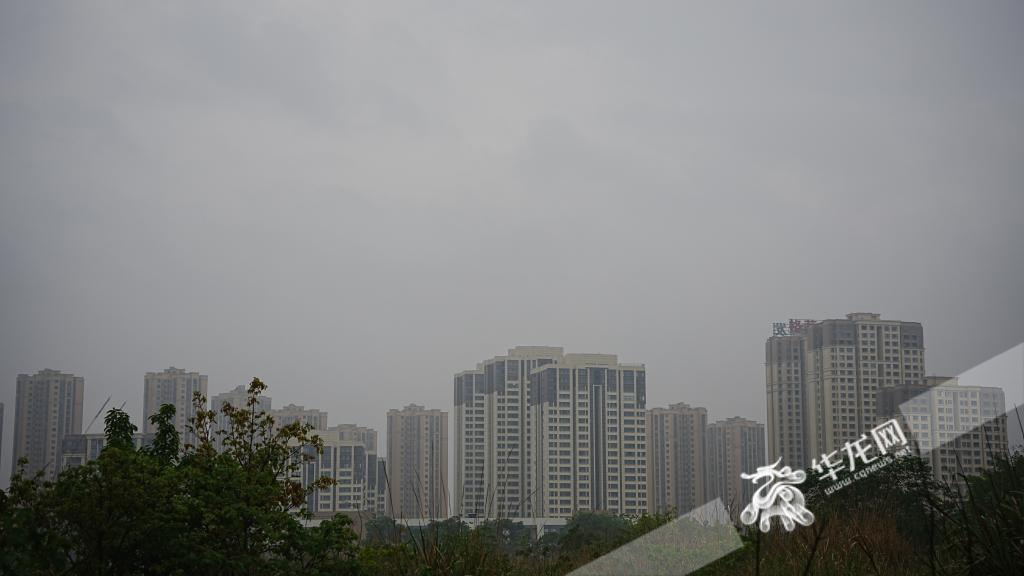 4月29日早，重庆上空乌云密布。华龙网记者 陈毅 摄