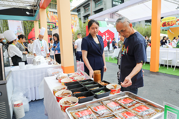 市民在活动现场品尝美食。江北区委宣传部供图 华龙网发。