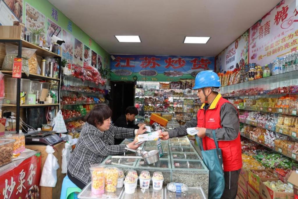 国家电网红岩(忠县营销)共产党员服务队在忠县乌杨场镇向周边居民开展安全用电和防山火知识宣传。通讯员 杨逸 摄