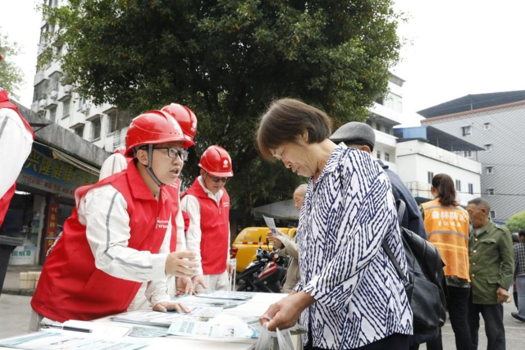 国家电网红岩(綦江运检)共产党员服务队在綦江区隆盛镇开展林区防火和电力设施保护宣传。通讯员 袁巧 摄