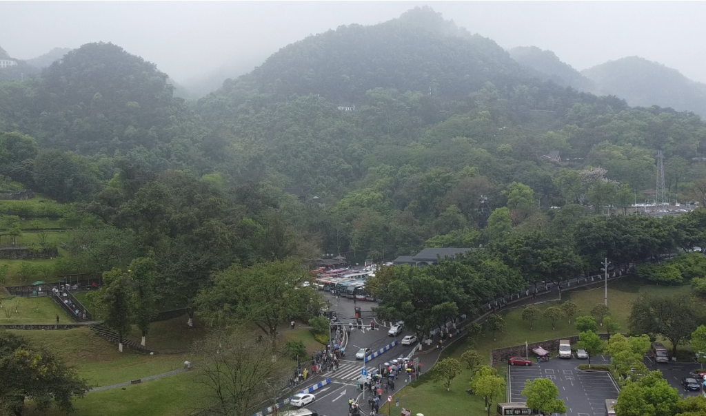 清明节，歌乐山下着雨，红岩景区雨雾朦胧。华龙网记者 罗盛杰 摄