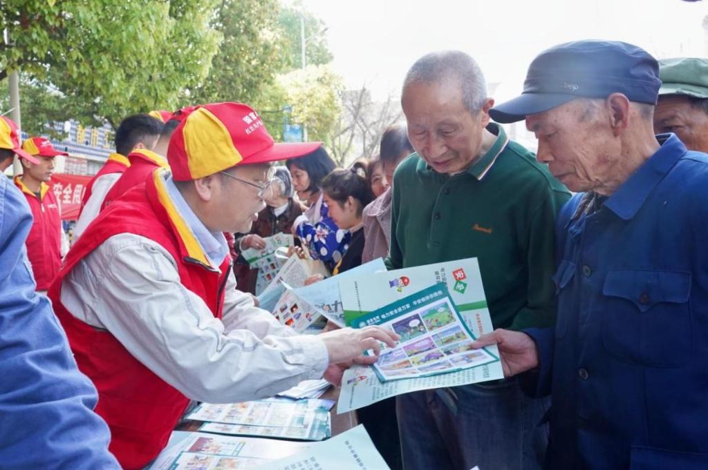 国网重庆万州供电公司员工在万州区高粱镇开展“防山火、防外破、防空飘”保供电宣传。通讯员 黄凌霜 摄