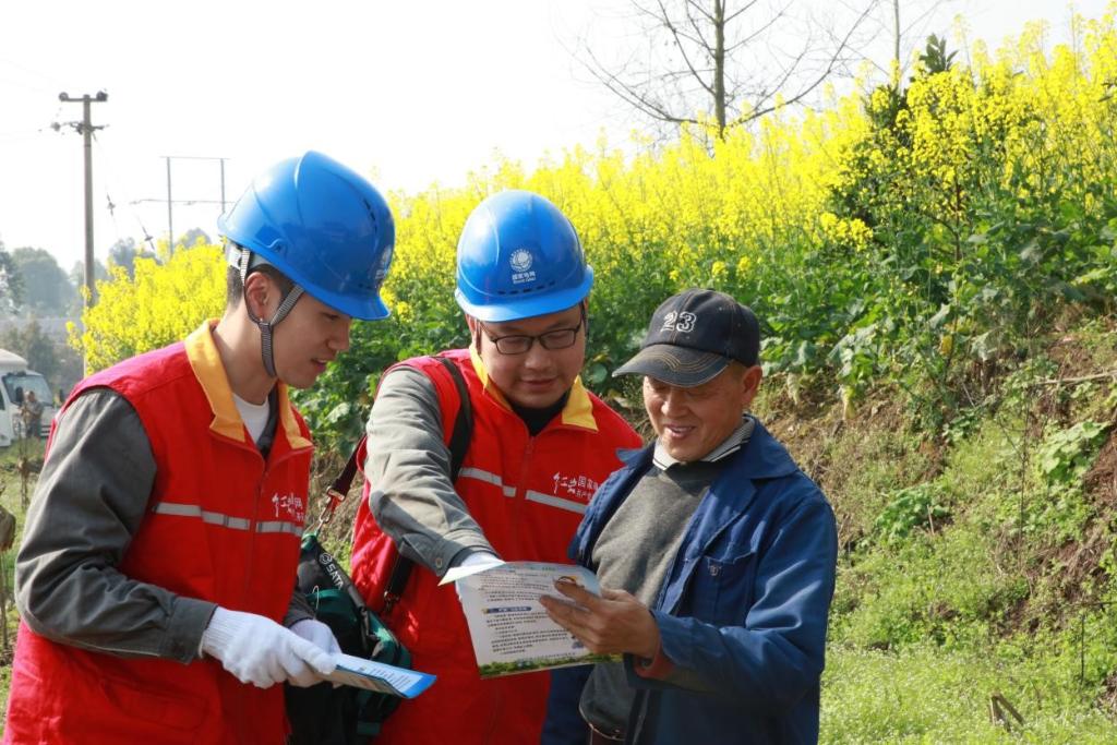 国网重庆璧山供电公司员工走访大路街道四堂村向村民宣传防山火知识。通讯员 蒋佩 摄