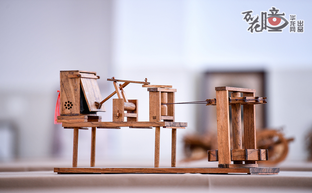 世界最早的鼓风机（水排），发明于汉代，应用于铸造冶炼。节省了人力、畜力，极大地促进了冶铁业的发展，推动了人类社会的进步。