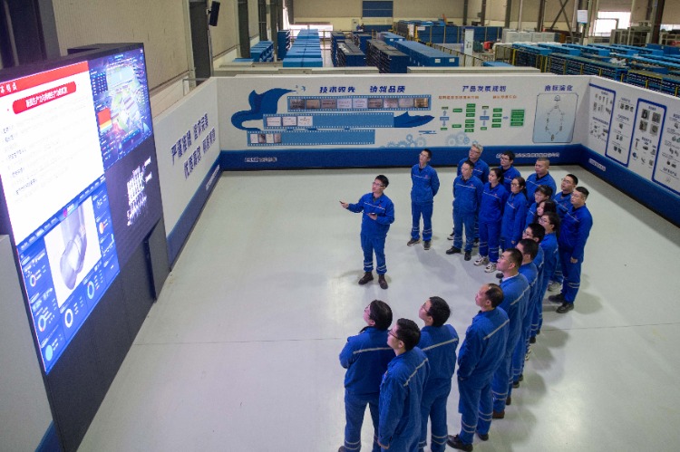 2024年4月7日，重庆红江机械有限责任公司生产车间，永川“青活力”宣讲队队员向工人们宣讲关于新质生产力的重要论述。记者 崔力  摄