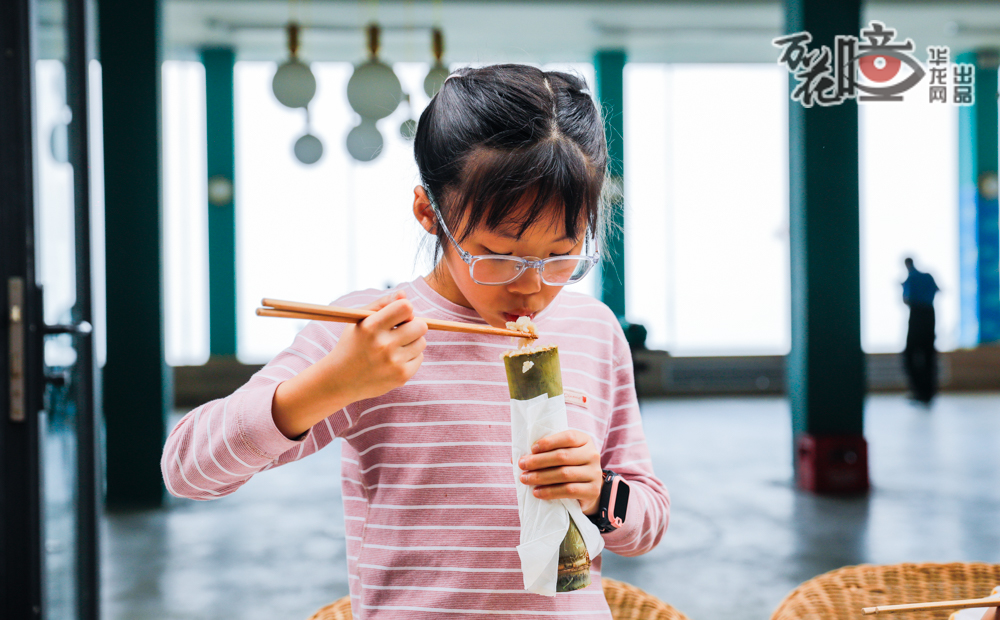 约30分钟后，小女孩亲手烹制的竹筒饭出炉了。软糯的米饭伴着竹子的清香入口，令人口齿生津。一场甜蜜的“约会”，不仅让孩子们享受了竹筒美食，还体会到了劳动的喜悦。