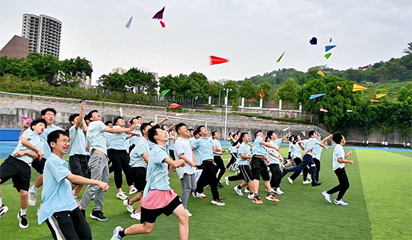 运动会上，孩子们放飞亲手制作的纸飞机。 学校供图 华龙网发