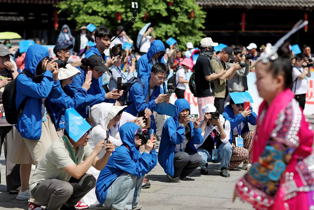 媒体记者在现场采访。酉阳县委宣传部供图