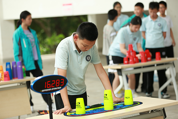竞技叠杯。 学校供图 华龙网发
