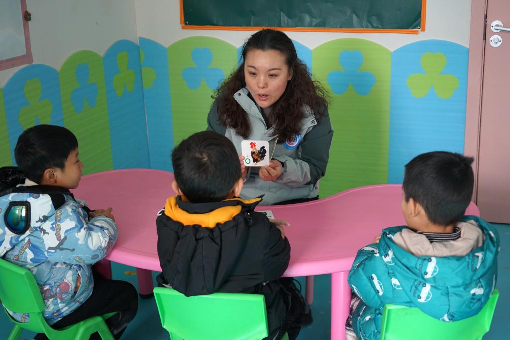 袁秋和她的“孩子们”。 重庆市委文明办供图