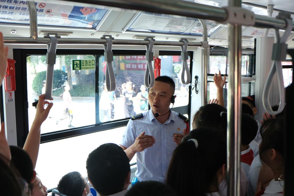 学生们在公交车厢内了解乘车安全知识。重庆西部公交供图