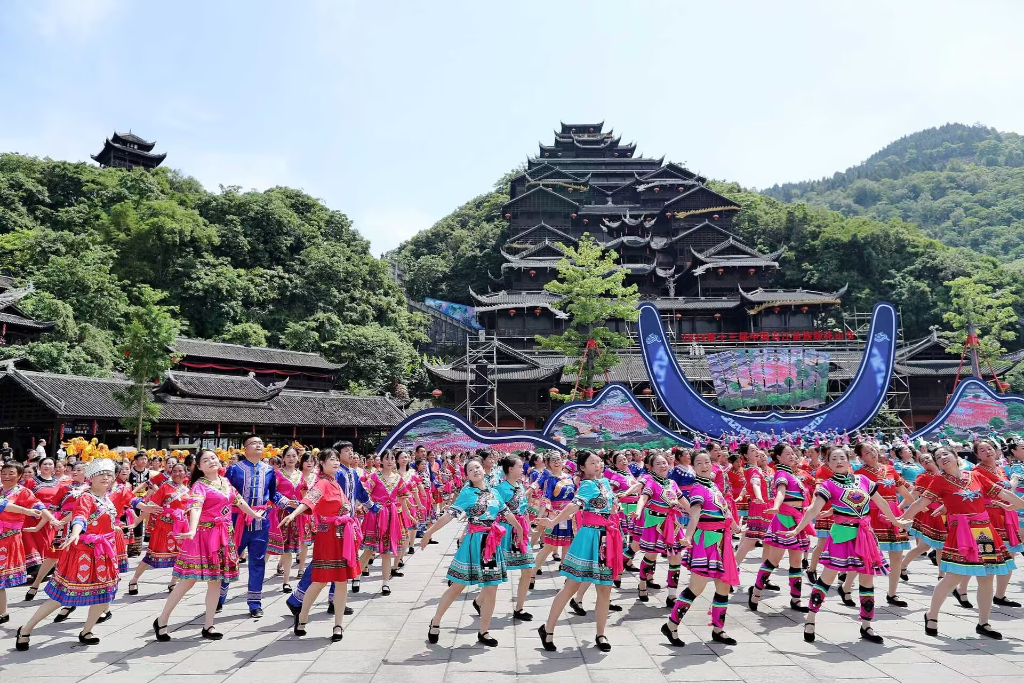 踩花山现场酉阳县委宣传部供图