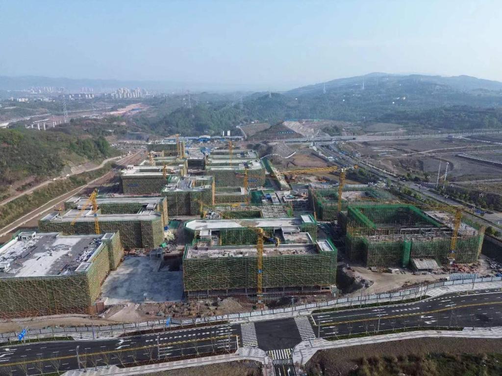重庆渝北区花石中学全面封顶。受访者供图