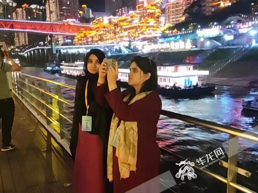 拍照打卡重庆夜景。华龙网记者 梁浩楠 摄