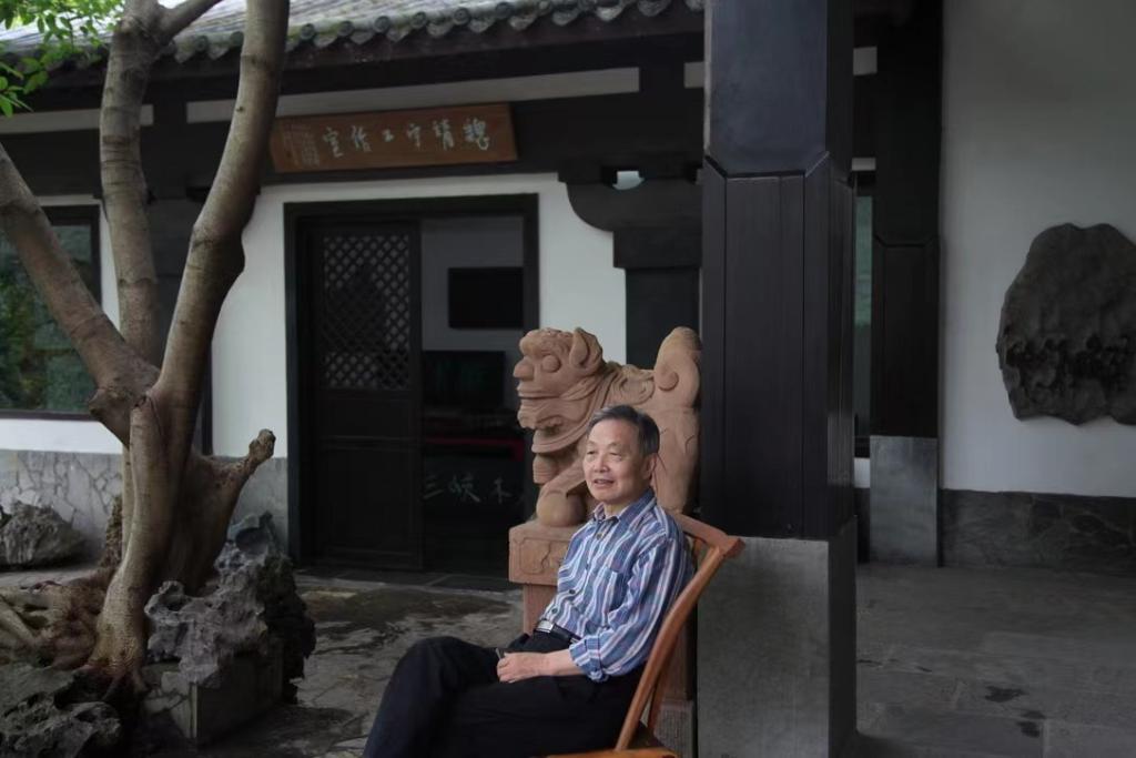 潜心挖掘保护传承三峡文化的魏靖宇。奉节县委宣传部供图 华龙网发