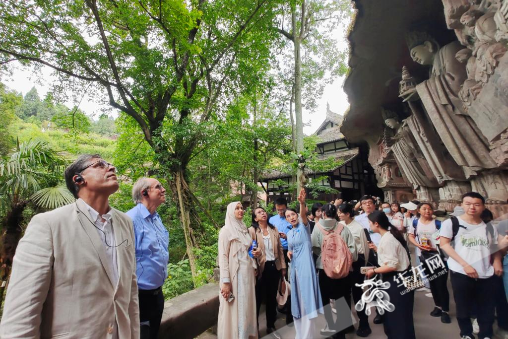 5月19日，驻华使节一行参观大足石刻。华龙网记者 石涛 摄