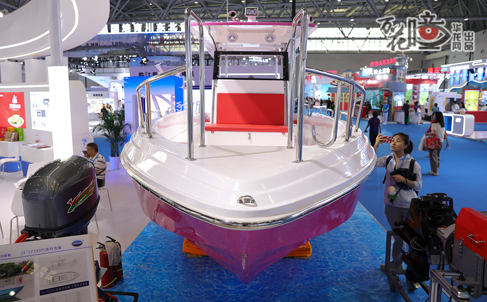 在万州展台，一艘紫红色的船只吸引了众人的目光，它搭载了先进的船用新能源电动推进系统，与同等马力的汽油机相比，它的使用成本非常低，维护简单且零排放。