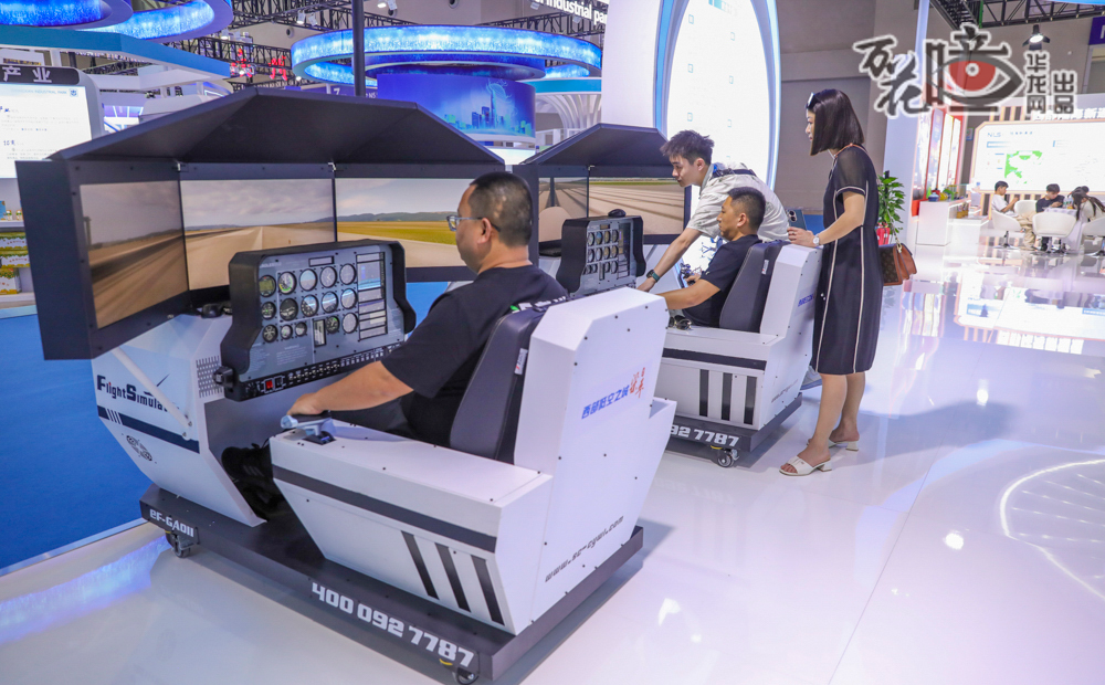 如果你有一个飞行员梦，那你千万不能错过N7的梁平馆。这款科普级飞行模拟体验舱可以体验飞机滑行、起飞、转弯、降落，身临其境地感受飞行的刺激和乐趣。