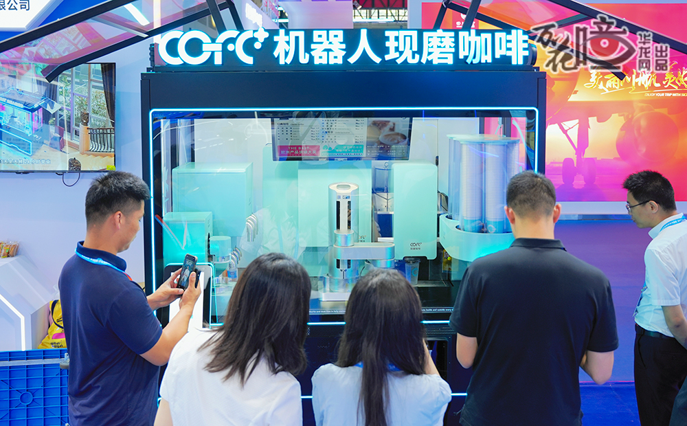 机器人制作的咖啡是什么味道？在上海馆，有一位智能的“咖啡大师”随时等待着市民的光顾，只需要扫描二维码，就可以现场选购多种咖啡。