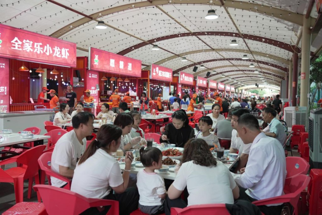市民在品尝美食。高柔 摄