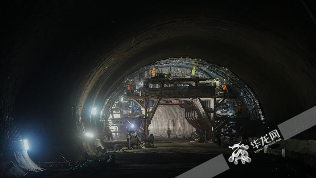 年初，九龙坡复线隧道全线贯通后，项目按照计划推进剩余隧道衬砌、机电和防排水施工。华龙网记者 陈毅 摄