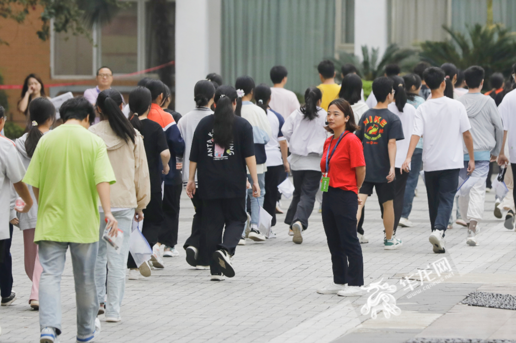 6月12日，两江育才中学考点，考生们正在进考场。华龙网记者 石涛 摄