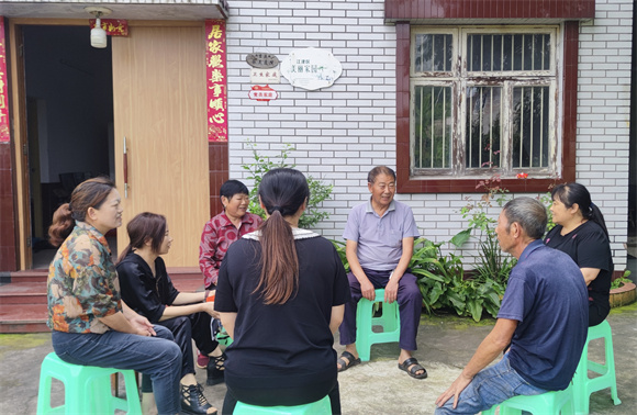 带头协调庭院经济项目。圣泉街道供图