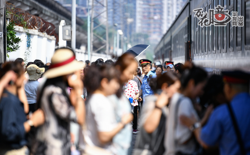 有旅客向列车工作人员求证，是不是从6月15日起，这趟列车的始发站就从重庆南站改到了江津。列车工作人员的答复是：对！