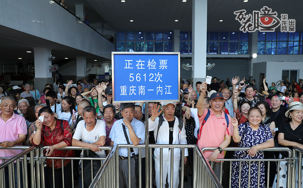 据车站工作人员讲，从端午节开始，来打卡重庆南站的市民就变得多起来，最多时一天的旅客量有900多人。