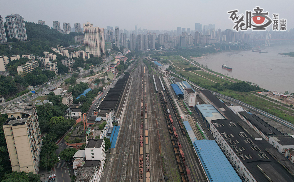 俯瞰重庆南站，怀旧感满满。它停办客运业务，系因成渝铁路重庆至江津段扩能工程施工。按照计划，未来的成渝铁路线上的“小站”们，将以更美的姿态迎接旅客。