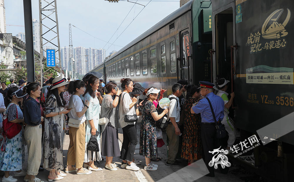 6月13日，趁重庆南站还未停办客运业务，市民争相来打卡。华龙网首席记者 李文科 摄