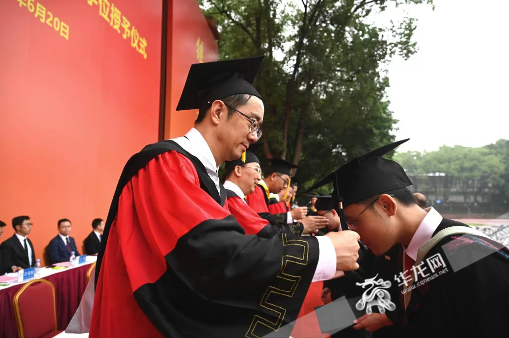 西南大学老师为毕业生拨穗。华龙网 记者 刘润摄