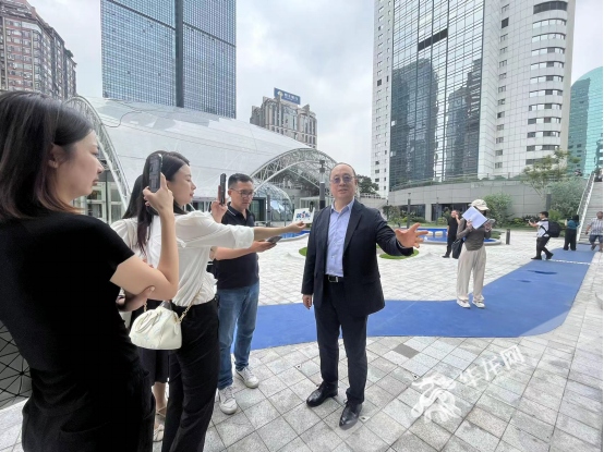 媒体记者在山茶花广场采访。华龙网记者 陈美西 摄
