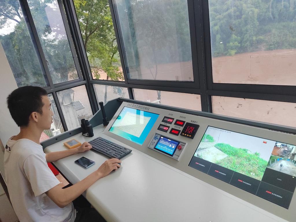 水文人员进行实时检测。重庆市水利局供图