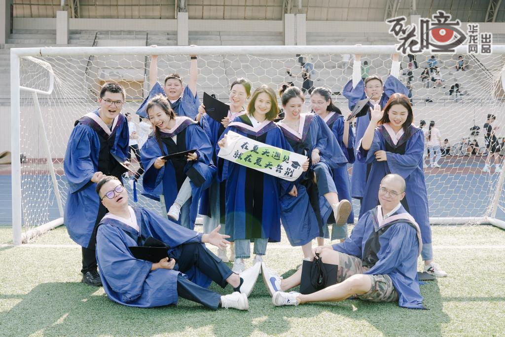 毕业季，校园里随处可见这样的场景，重庆师范大学经管学院硕士毕业生，正在足球场上拍毕业照。