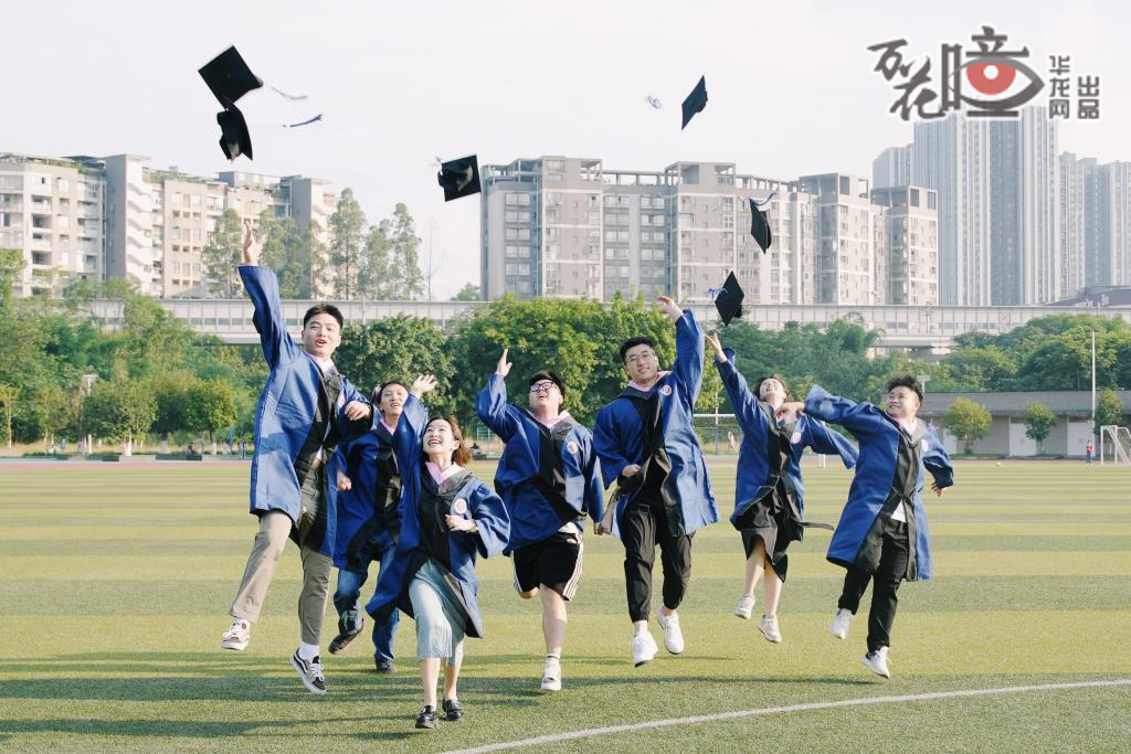 重庆师范大学数学学院硕士毕业生是第一组拍摄对象，他们将帽子抛向空中，热情飞扬的青春在此刻定格。