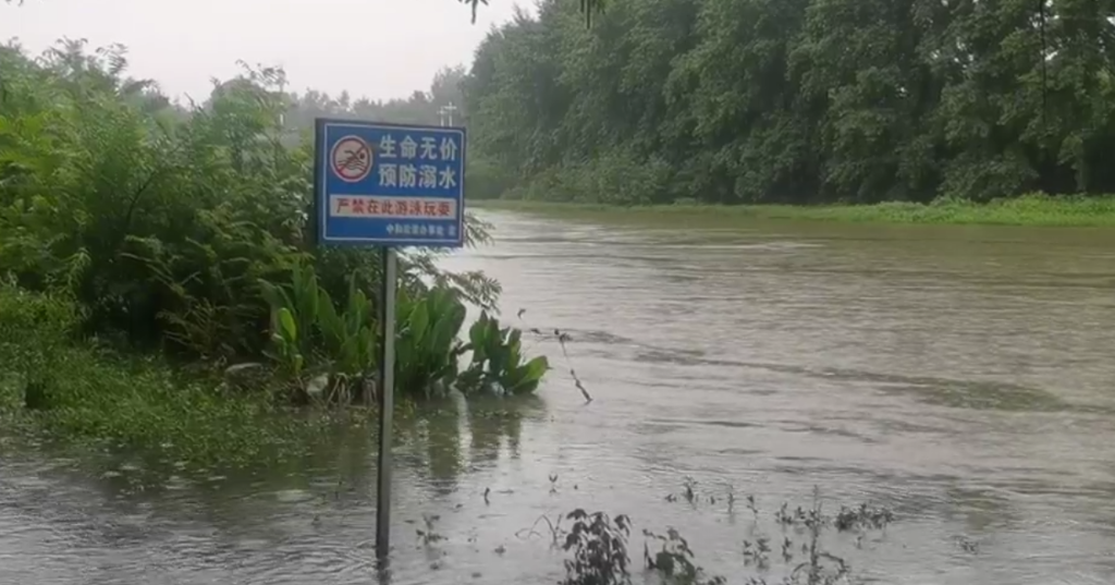 受强降雨影响，多条中小河流出现涨水情况。受访单位供图