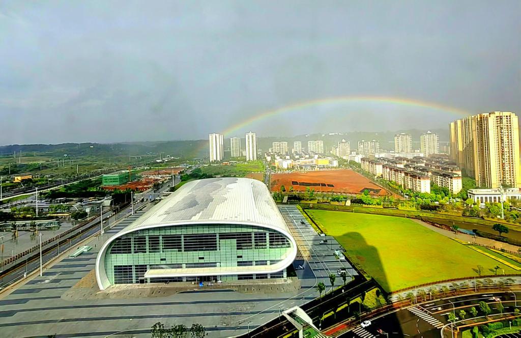 重庆永川国际会展中心上空惊现雨后彩虹。中交世通（重庆）重工有限公司供图 华龙网发