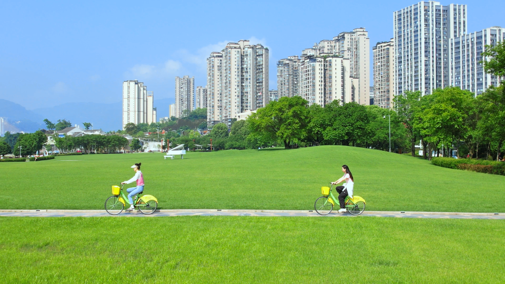 市民在月光草坪骑行。云阳县文旅委供图