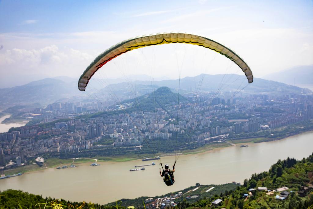 滑翔伞飞跃长江。云阳县文旅委供图