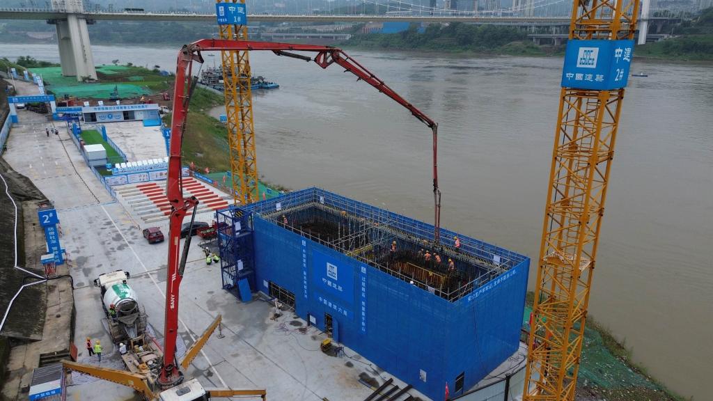 市郊铁路江跳线过江段跨江大桥南主塔首节浇筑完成。受访者供图