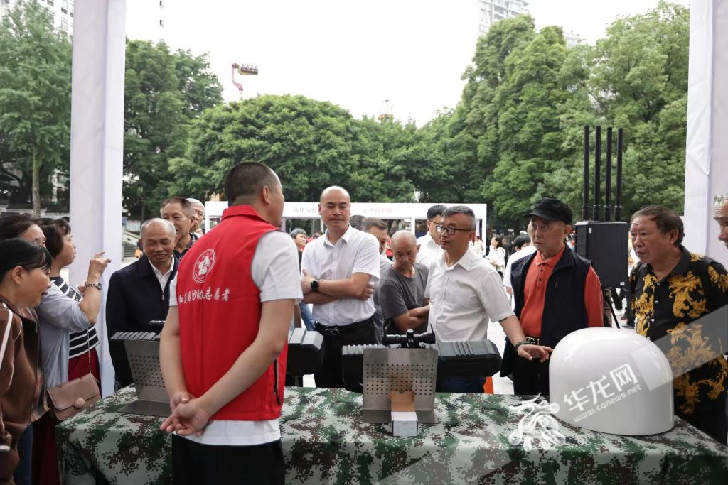 活动现场，市民正在了解人防知识。华龙网记者 罗盛杰 摄