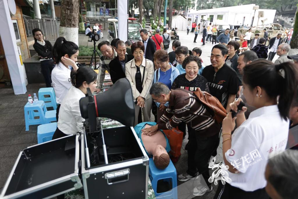 活动现场，市民正在了解人防知识。华龙网记者 罗盛杰 摄
