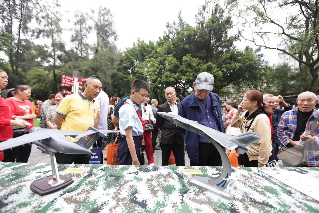 活动现场，市民正在了解人防知识。华龙网记者 罗盛杰 摄