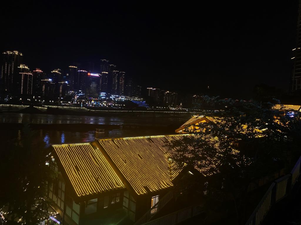 三洞桥外街江边夜景。刘成梦 摄