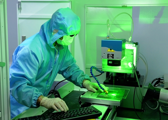 重庆合利众恒科技有限公司技术人员正在进行炭纤维支撑件加工工艺实验。铜梁区委宣传部供图 华龙网发