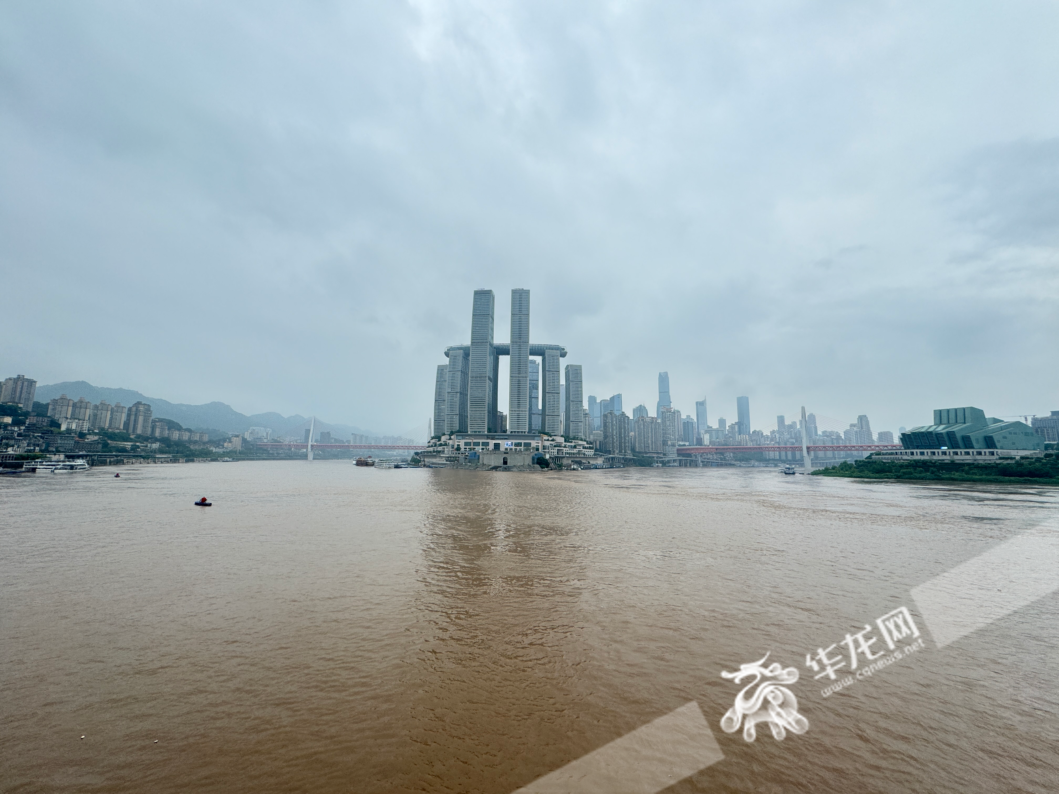 两江交汇之处，受洪水影响，水色融为一体。华龙网记者 谢鹏飞 摄